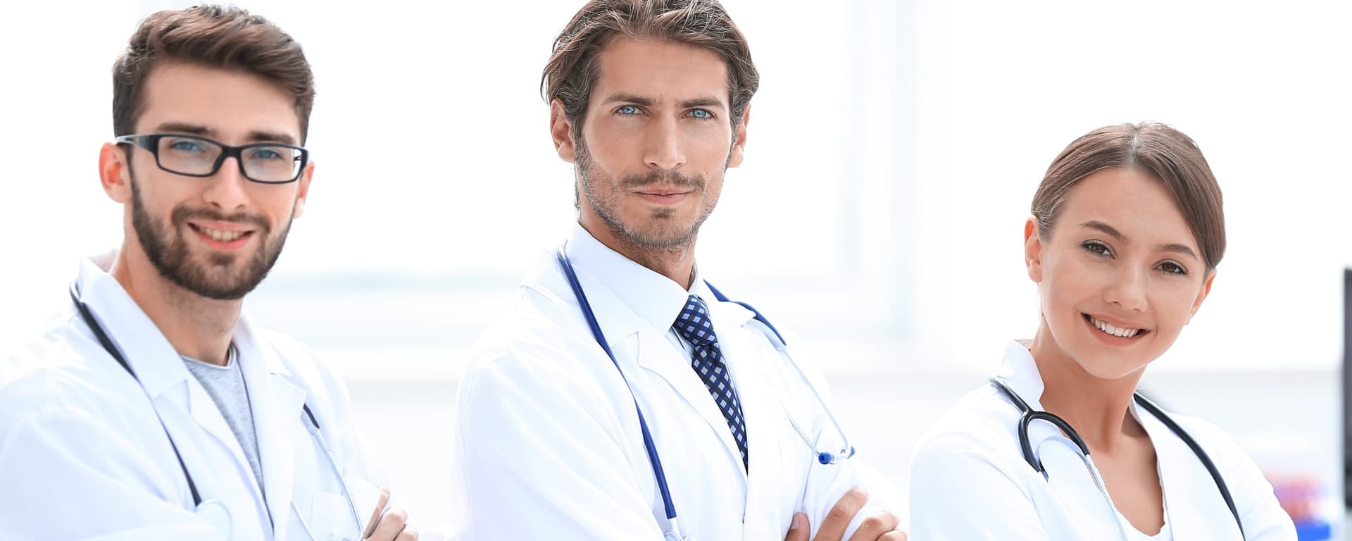 Equipo de médicos especialistas en la consulta