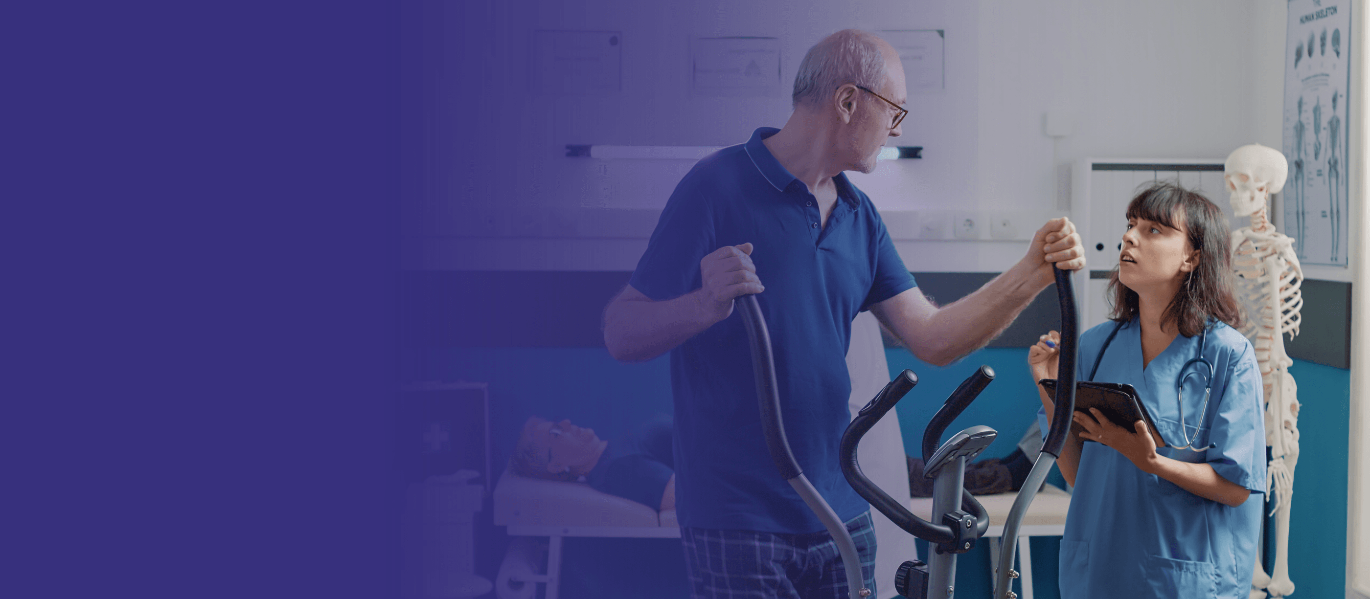 Dos personas mayores entrenando en las máquinas de cardio del gimnasio