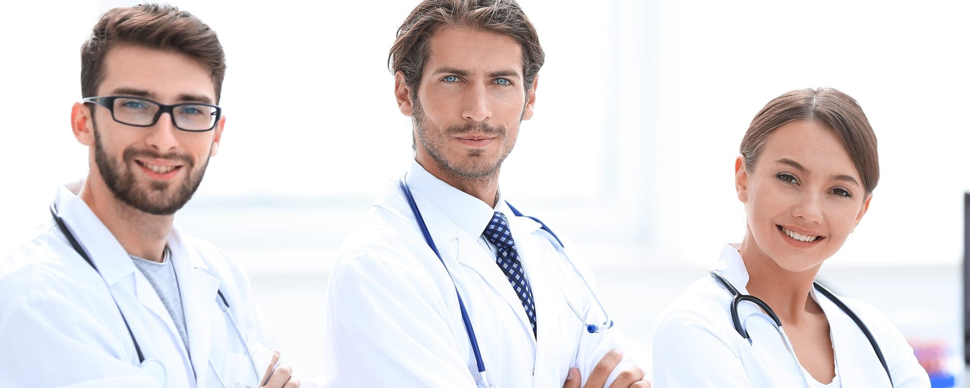 Equipo de médicos especialistas en la consulta