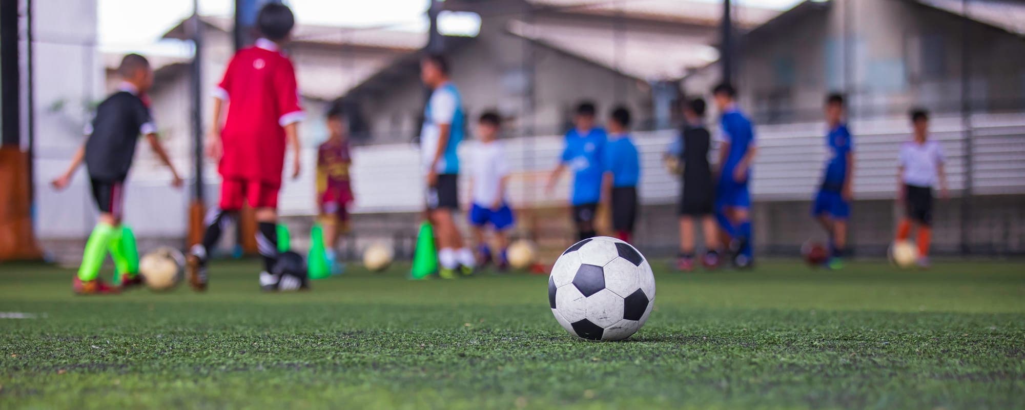 Balón en la cancha durante un entrenamiento de fútbol infantil