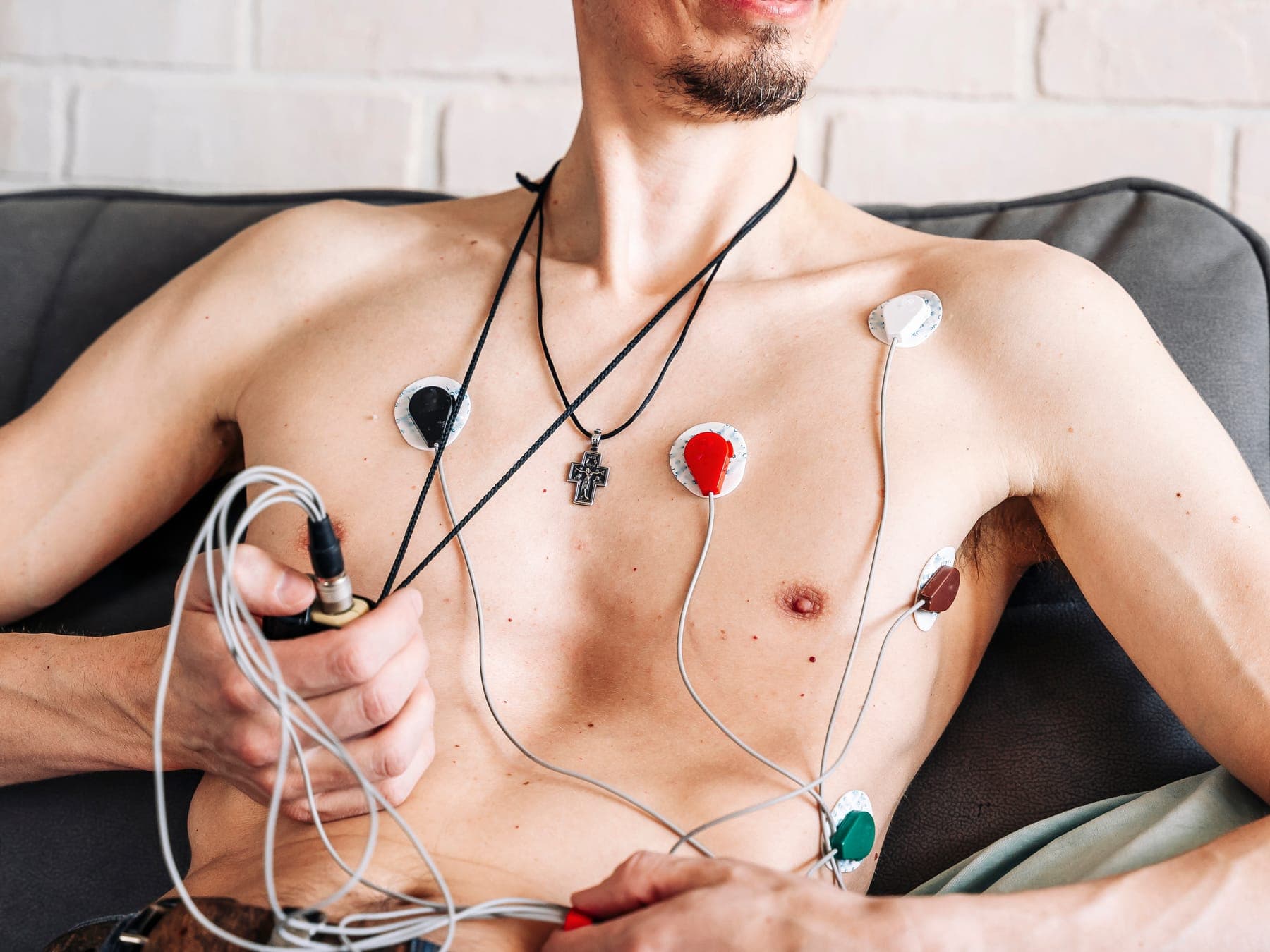 Paciente con el registrador de Holter y sus electrodos puestos
