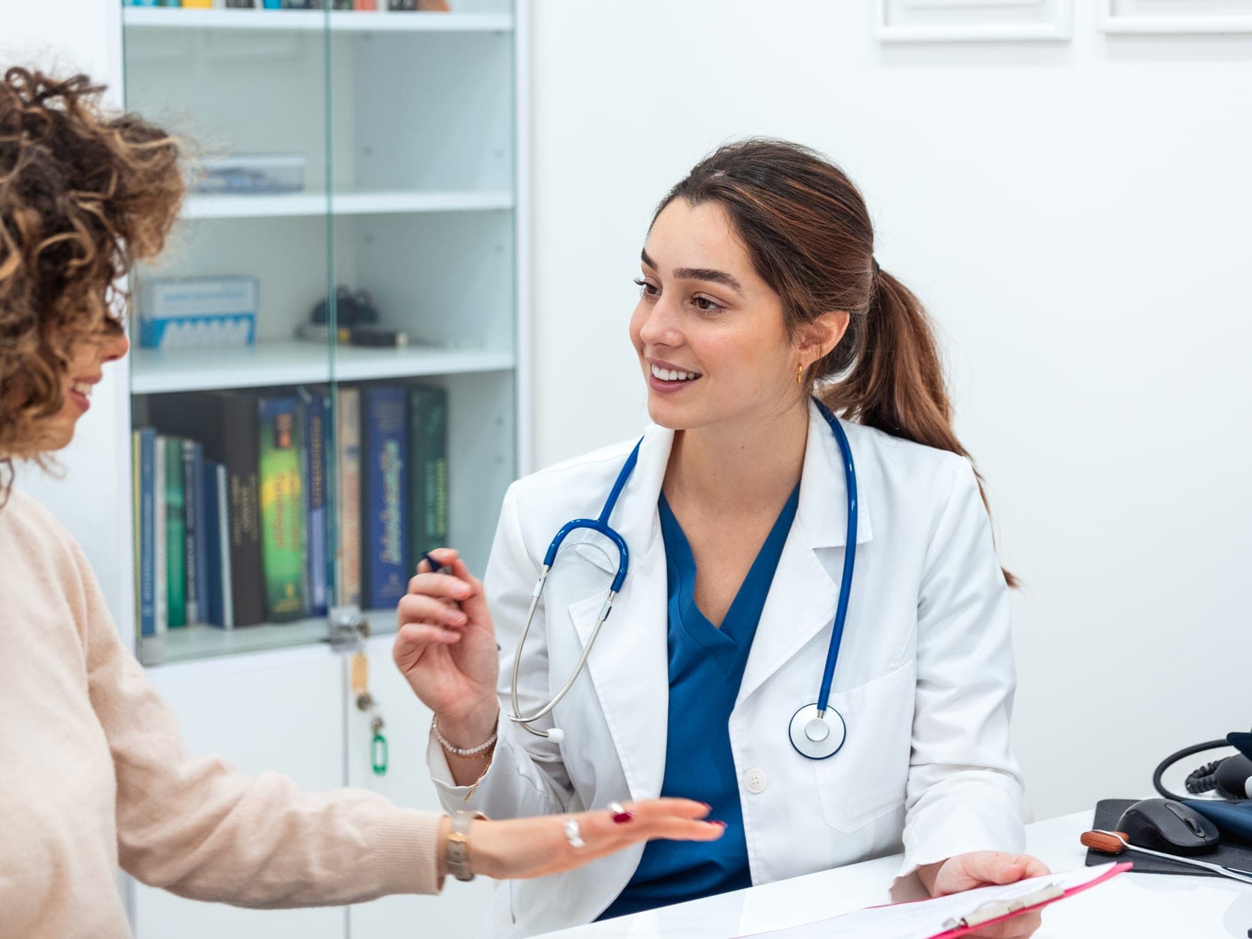Doctora conversando con una paciente durante la consulta de medicina general