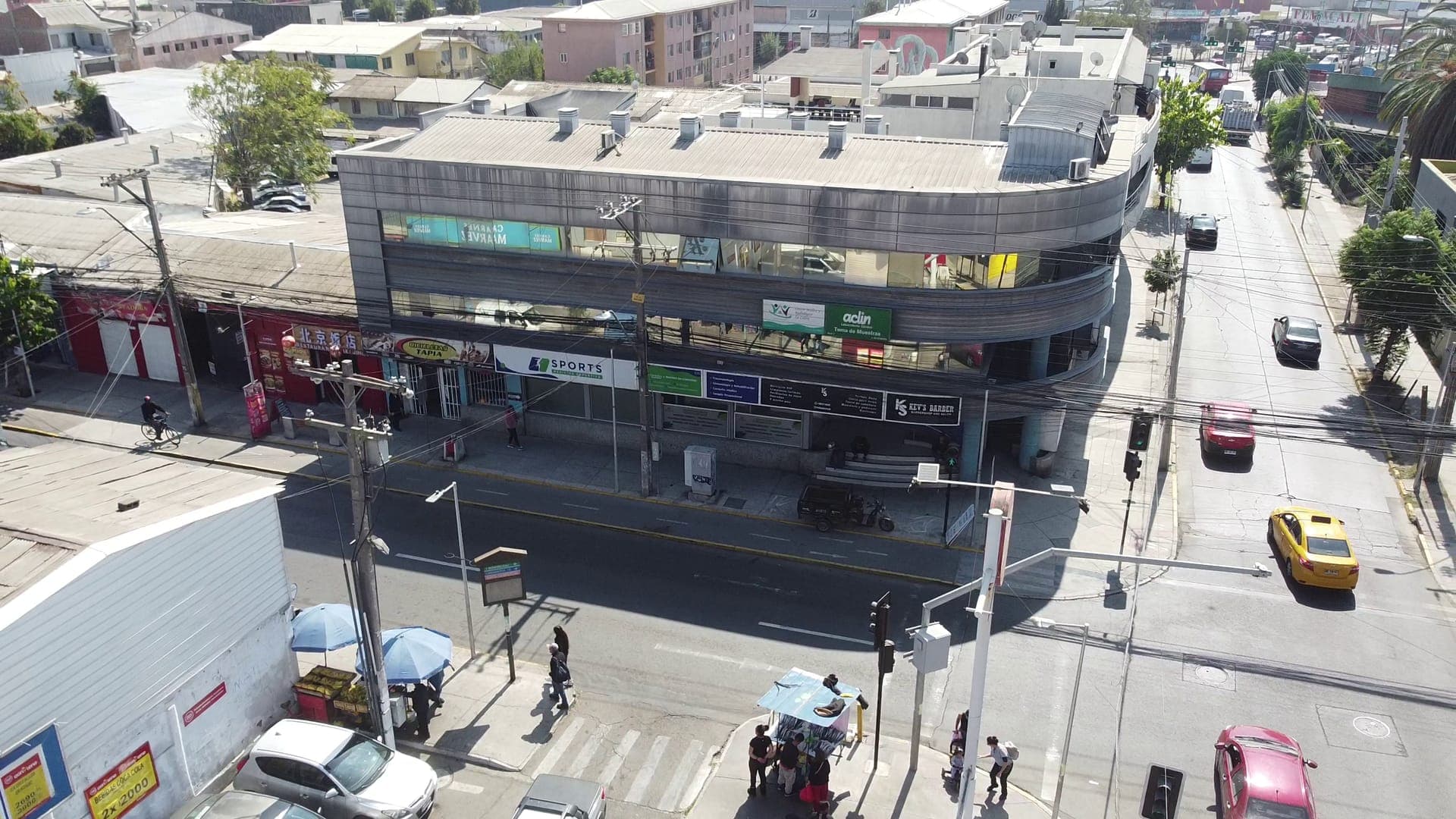 Fachada del edificio de Sports La Calera, en la esquina de Carrera